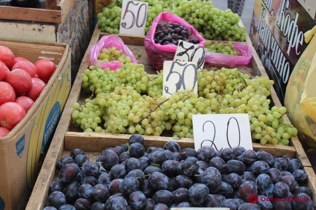Клубника, момордика, виноград: воскресные цены на одесском «Привозе»
