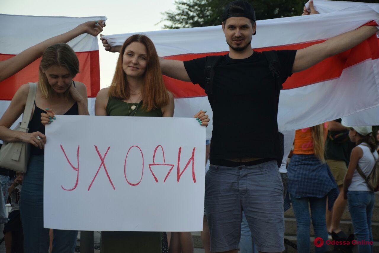 В Одессе у Дюка белорусы провели акцию в поддержку своих соотечественников