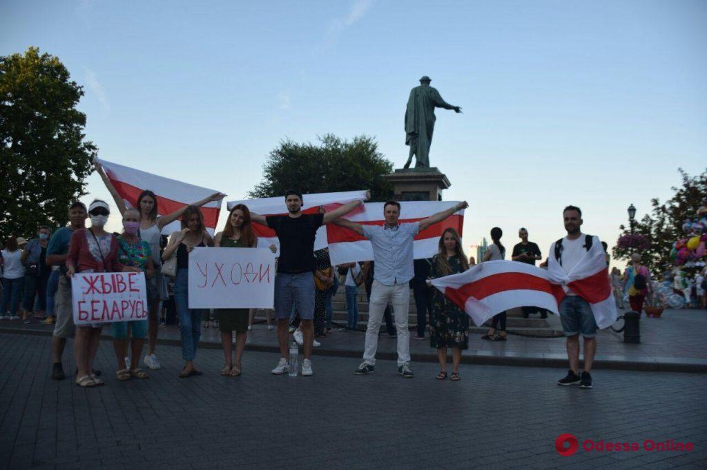В Одессе у Дюка белорусы провели акцию в поддержку своих соотечественников