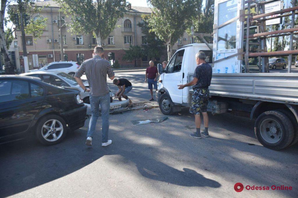 В Одессе на Николаевской дороге произошло тройное ДТП (фото)