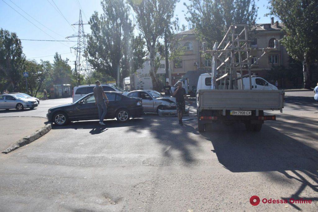 В Одессе на Николаевской дороге произошло тройное ДТП (фото)