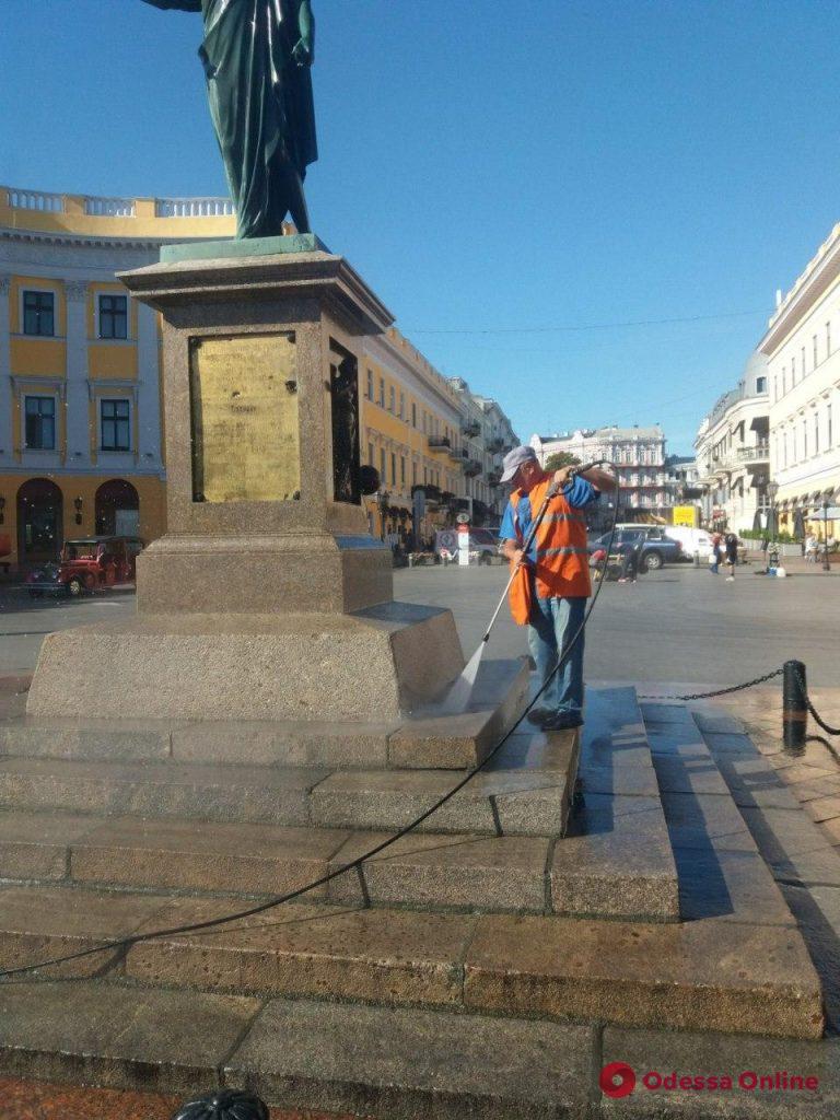 Одесские коммунальщики помыли Потемкинскую лестницу и памятник Дюку (фото)