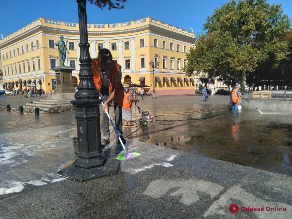Одесские коммунальщики помыли Потемкинскую лестницу и памятник Дюку (фото)