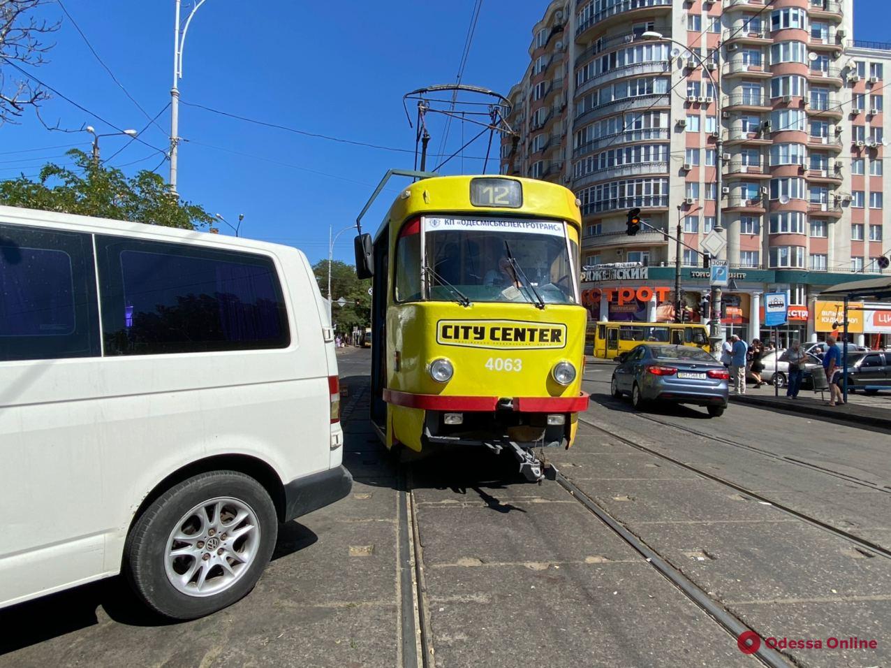 Возле «Привоза» автохам заблокировал движение трамваев (фото)