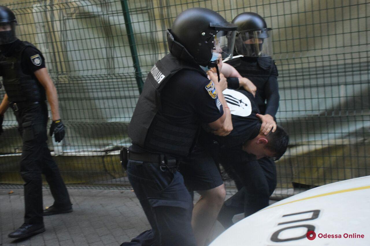 На акции «Одесса Прайд» произошли столкновения со сторонниками традиционных ценностей — есть задержанные (фото, видео)