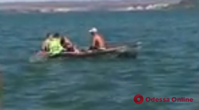 На большом расстоянии от берега начал сдуваться матрас: на Хаджибейском лимане спасли тонущих детей (видео)