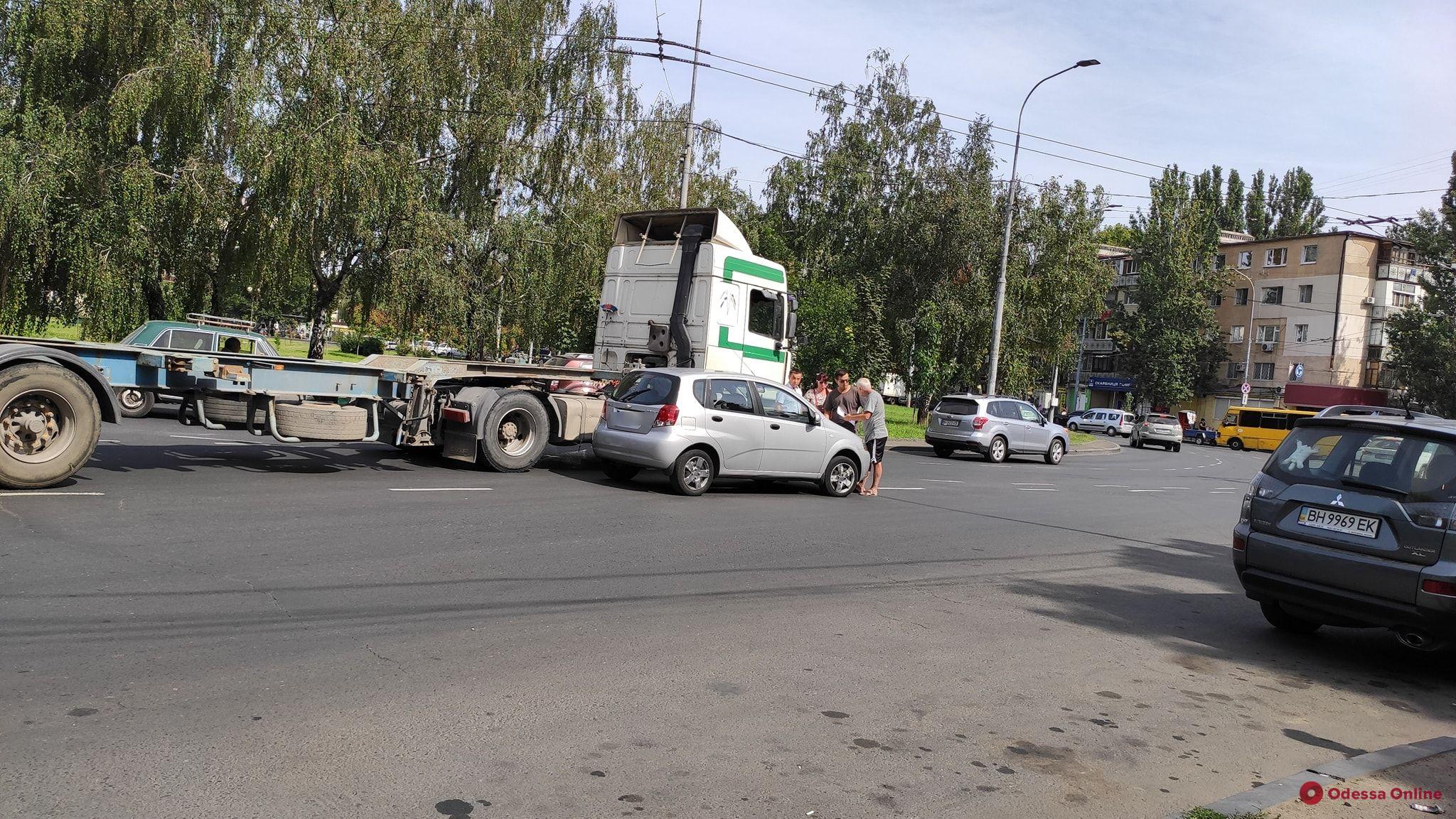 На площади Деревянко столкнулись грузовик и легковушка