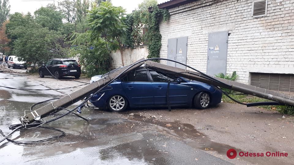 В Одессе столб рухнул на автомобиль (фото)