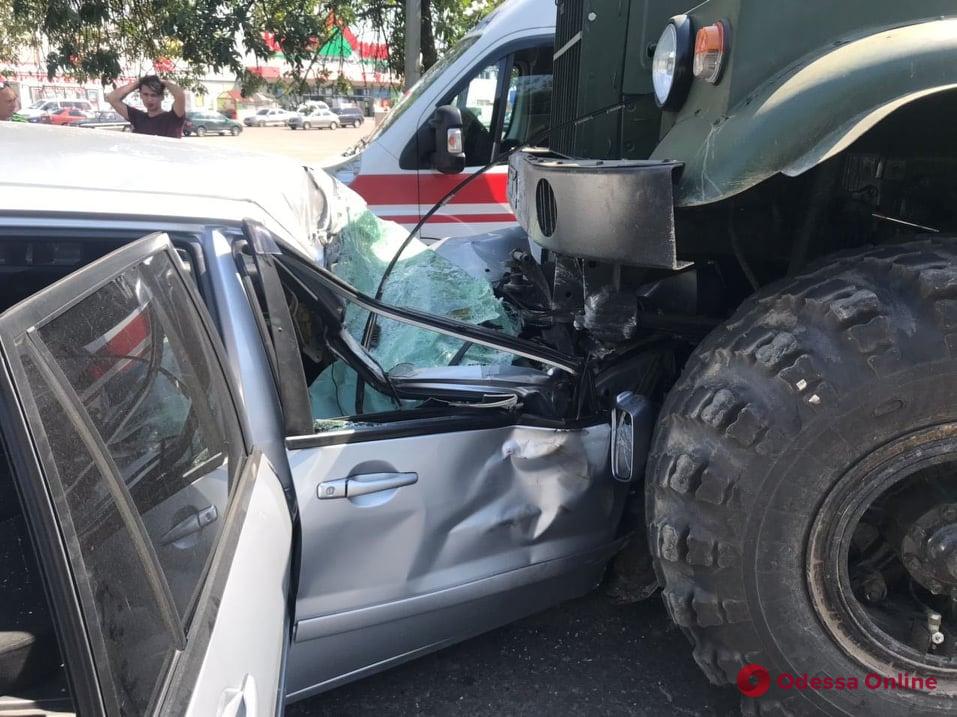 На Старокиевском шоссе легковушка врезалась в грузовик — пострадал водитель