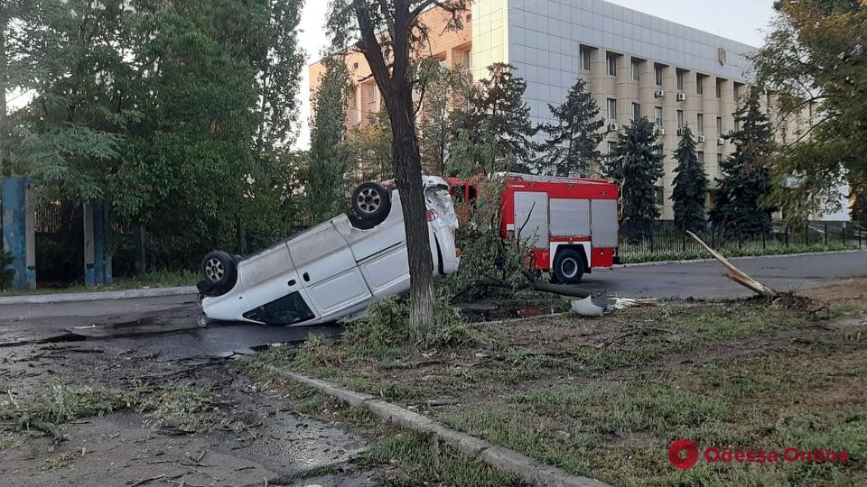 В Одессе на Пересыпи перевернулась машина