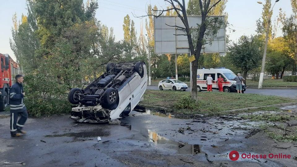 В Одессе на Пересыпи перевернулась машина