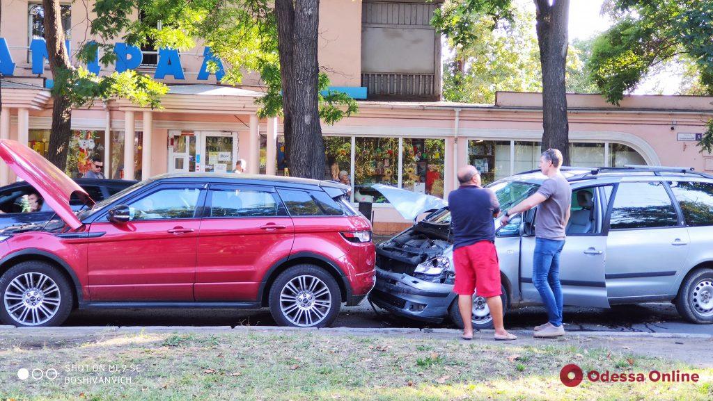 На Адмиральском проспекте произошло ДТП с участием трех автомобилей