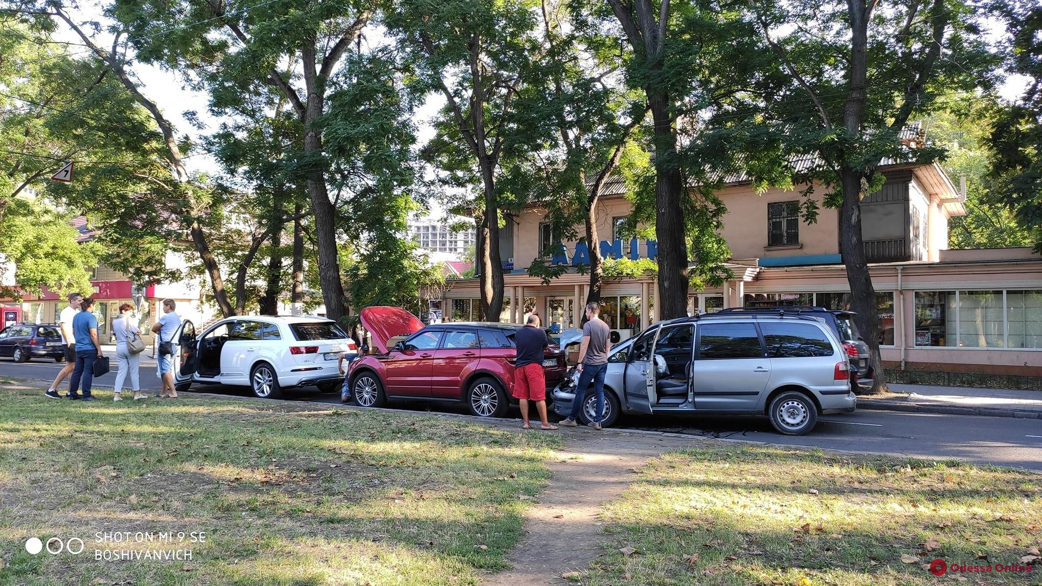 На Адмиральском проспекте произошло ДТП с участием трех автомобилей