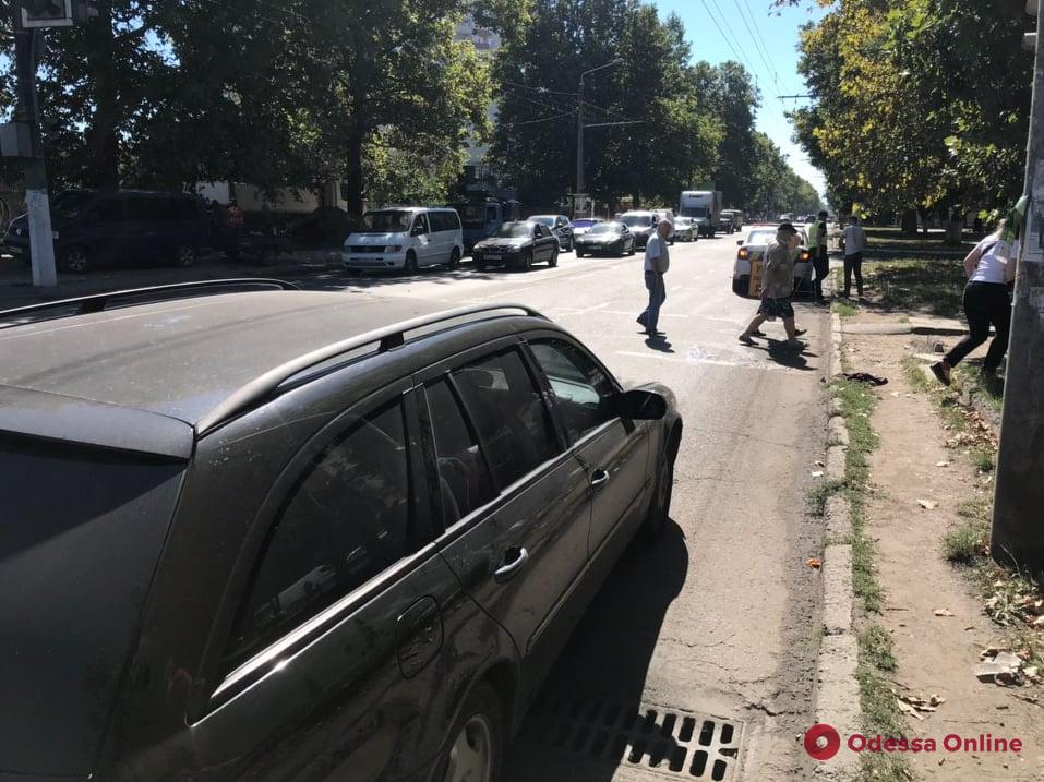 В Одессе на Таирова Mercedes сбил женщину