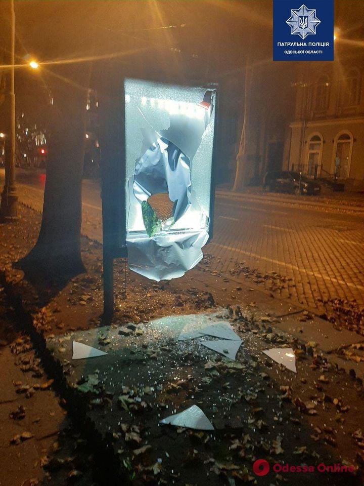 Громили ситилайты: в Одессе задержали «борцов» с рекламой