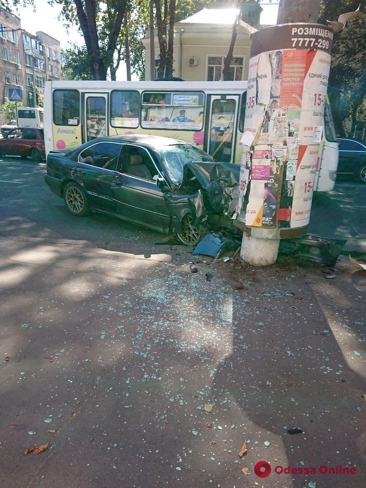 В Одессе BMW влетел в столб (фото, обновлено)