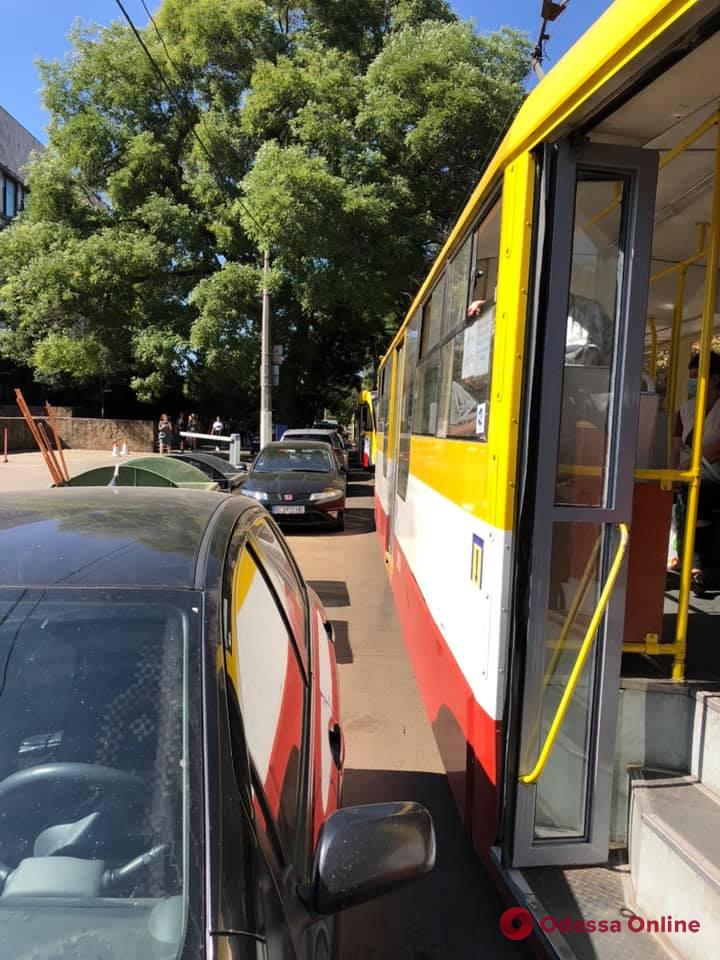 В Одессе автохам заблокировал движение трамваев (фото)