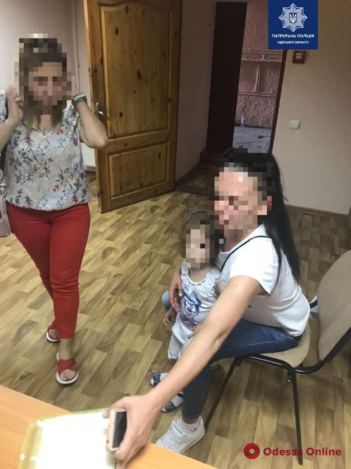 В Одессе 4-летняя девочка гуляла одна по городу, пока ее пьяная мать развлекалась в кафе