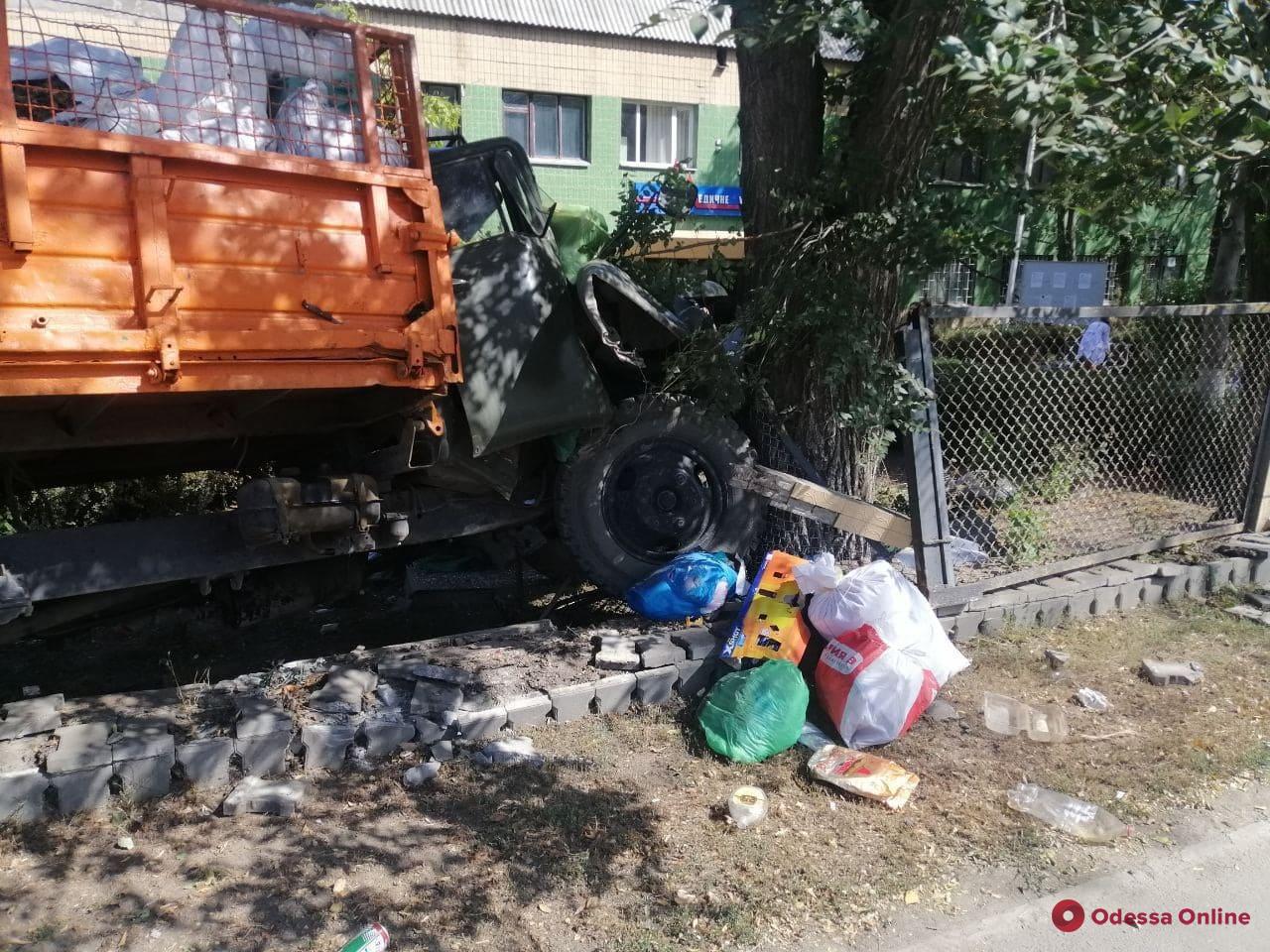 В Измаиле грузовик протаранил забор медучилища – есть пострадавший