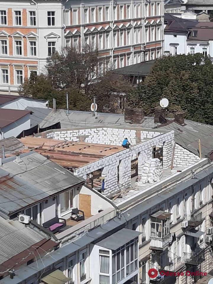 На доме-памятнике на Дерибасовской строят мансарду: ГАСК настаивает на сносе