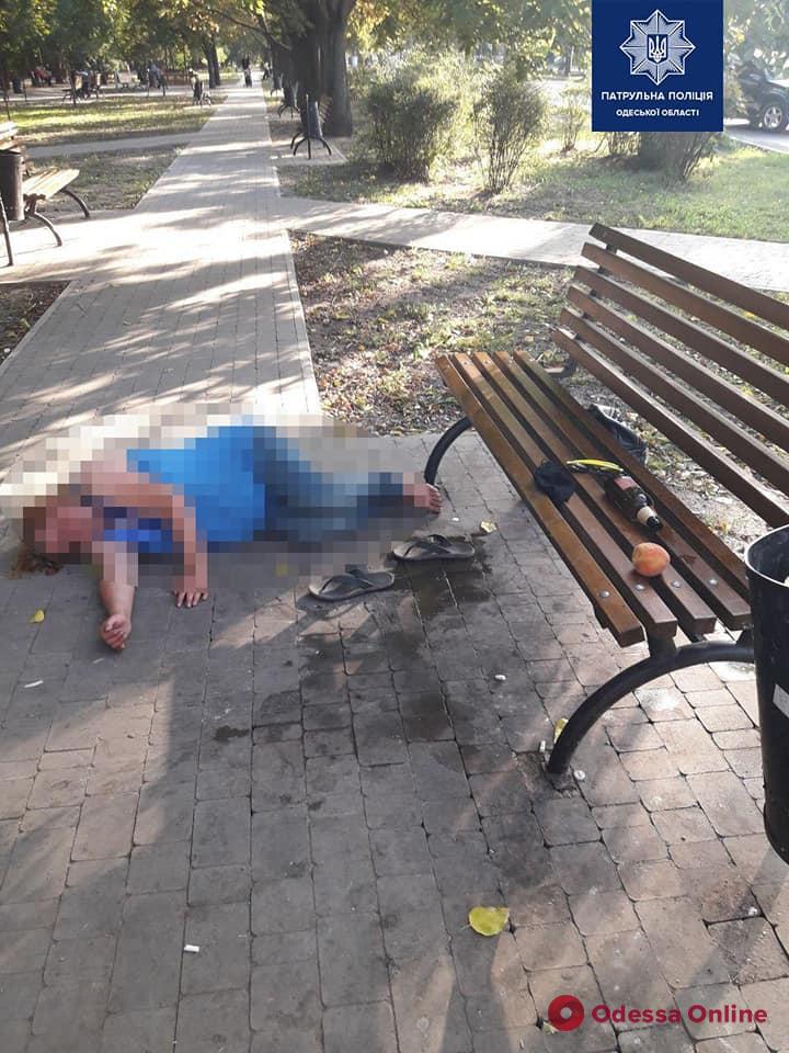 В Одессе хотят лишить родительских прав горе-мать, которую нашли пьяной под скамейкой