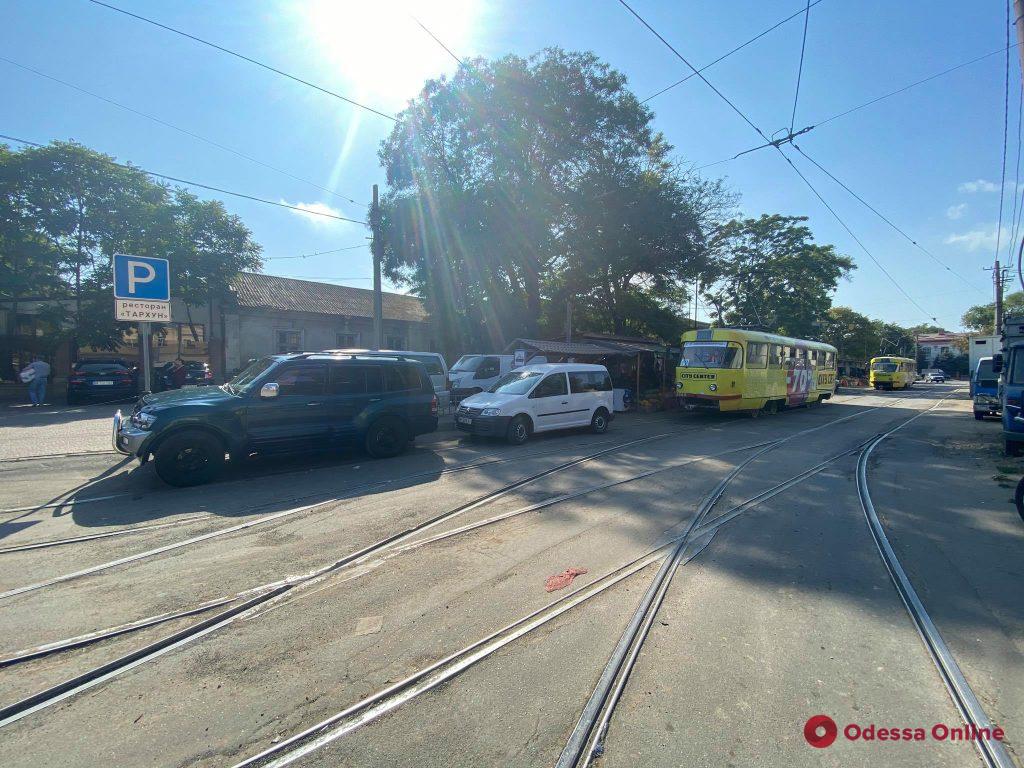 Возле «Привоза» два автохама заблокировали движение трамваев