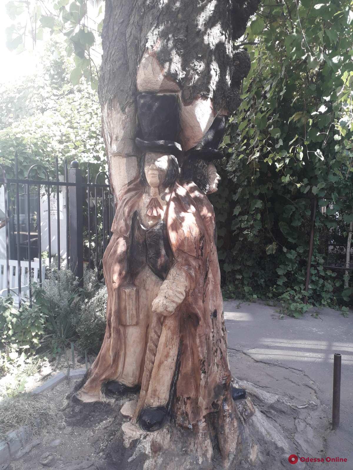 Пушкин и австрийский консул: в Одессе создали скульптуру из ствола старого каштана (фото)