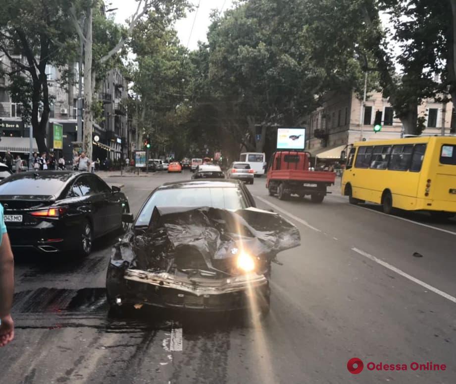 В центре Одессы в результате ДТП пострадал прохожий