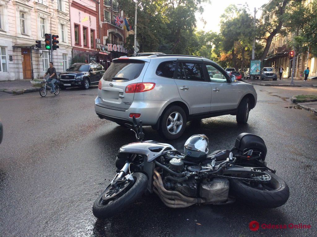 В центре Одессы не разминулись кроссовер и мотоцикл