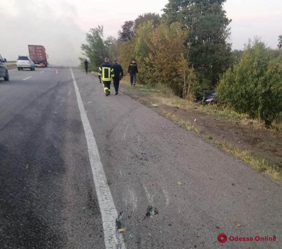 В Одесской области после ДТП съехал в кювет и загорелся грузовик (обновлено)