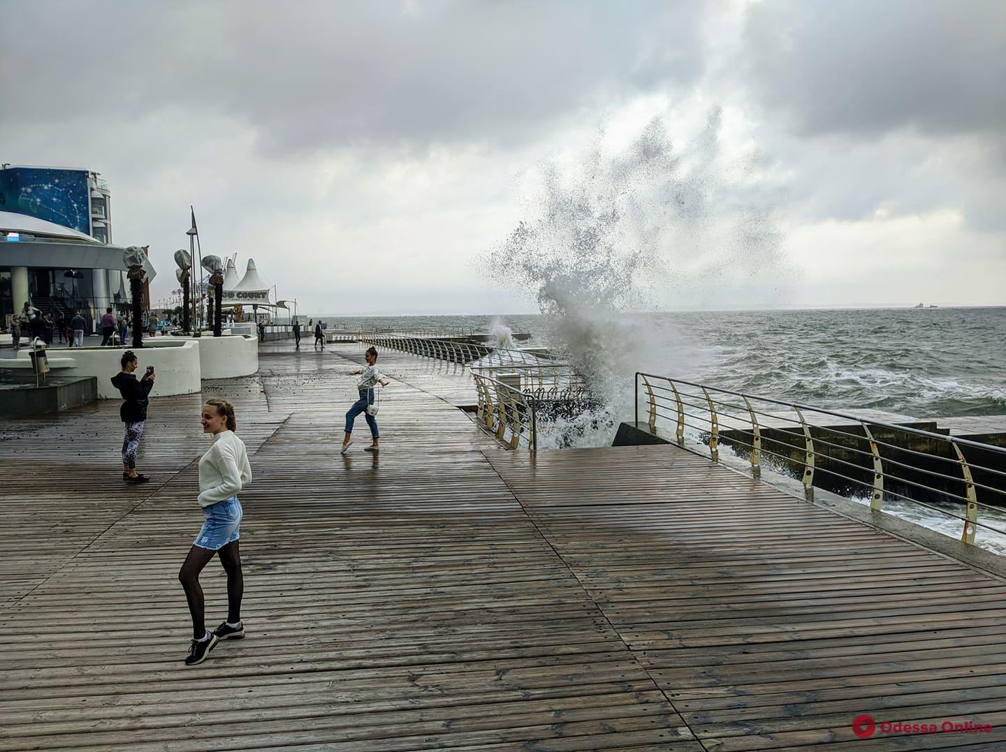 Теплое и бурное сентябрьское море в Одессе (фото и видео)