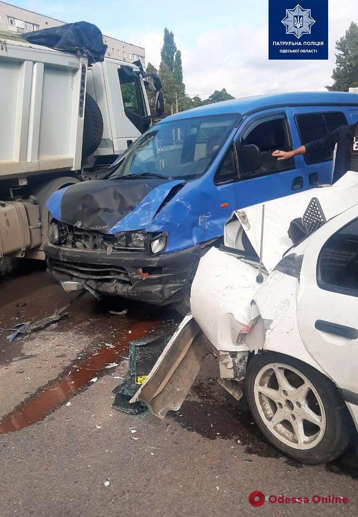В тройном ДТП на поселке Котовского пострадала женщина