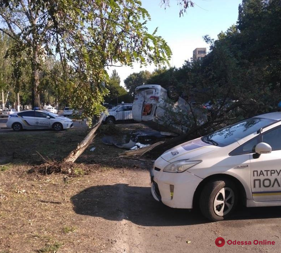В Одессе на Пересыпи перевернулась машина