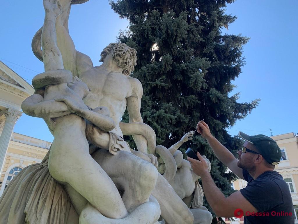 В Одессе восстанавливают поврежденную вандалами скульптурную группу «Лаокоон и его сыновья» (фото и видео)