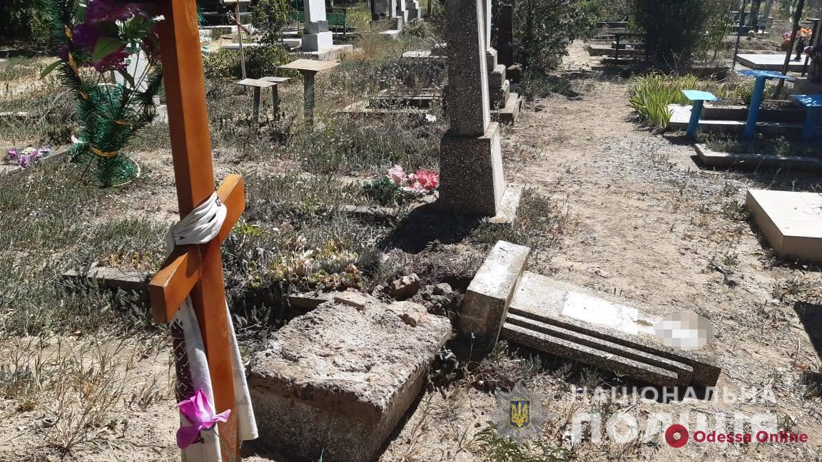 В Одесской области охотники за металлом повалили памятники на кладбище