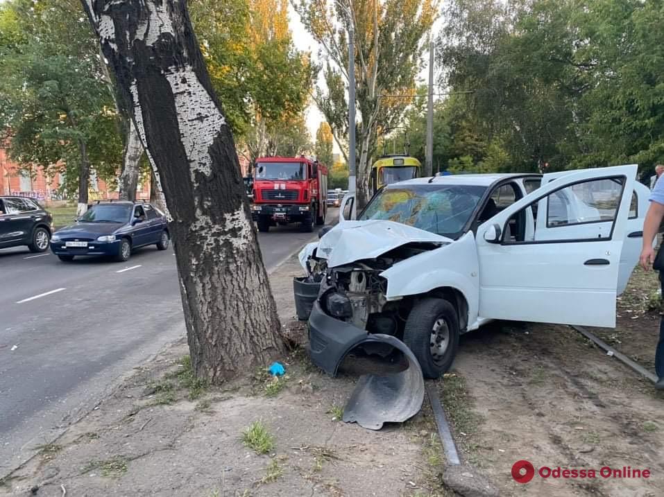 На Пересыпи автомобиль врезался в дерево: трое пострадавших (фото)