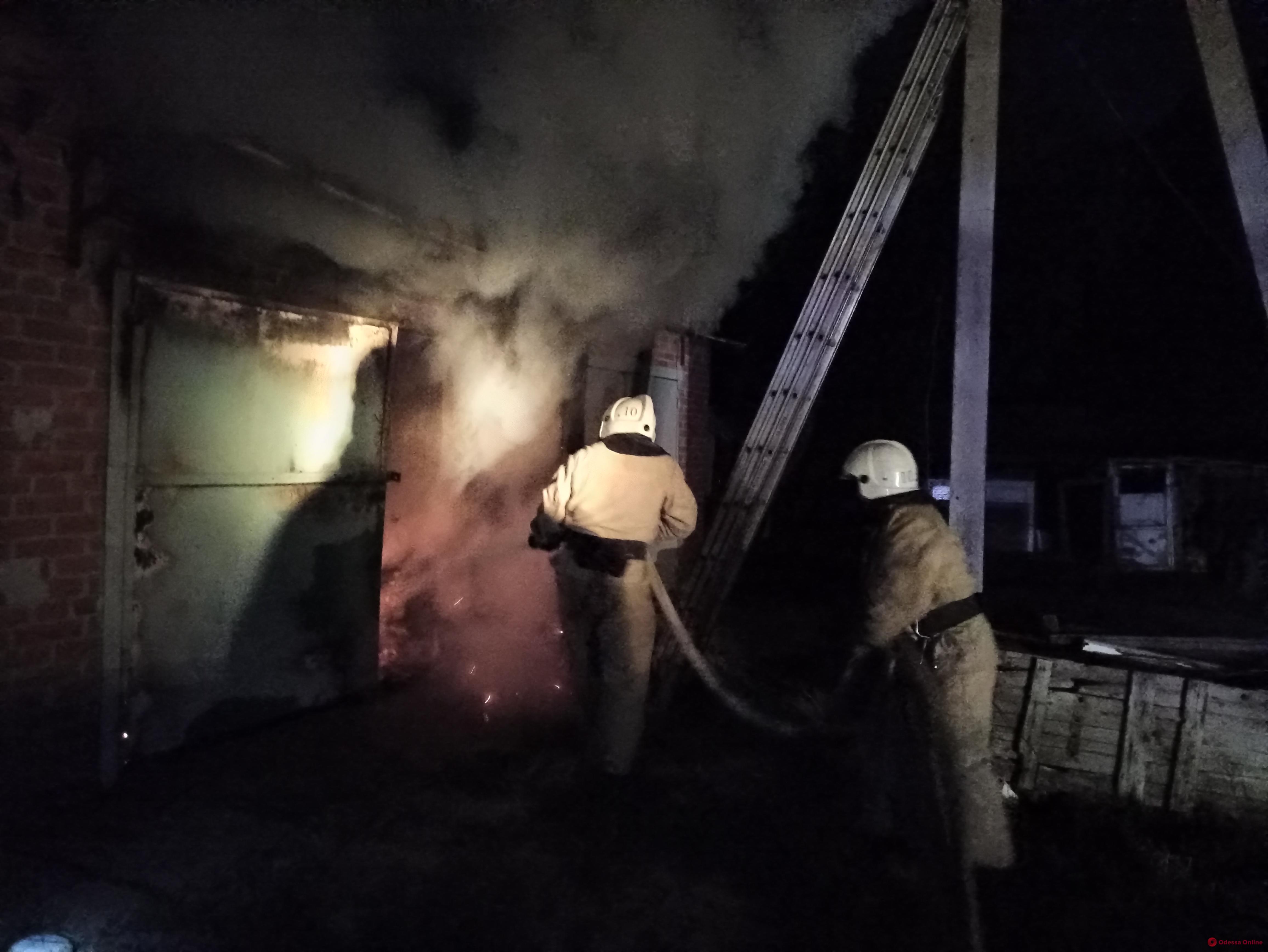 В Одесской области загорелся гараж – пламя едва не перекинулось на соседние помещения