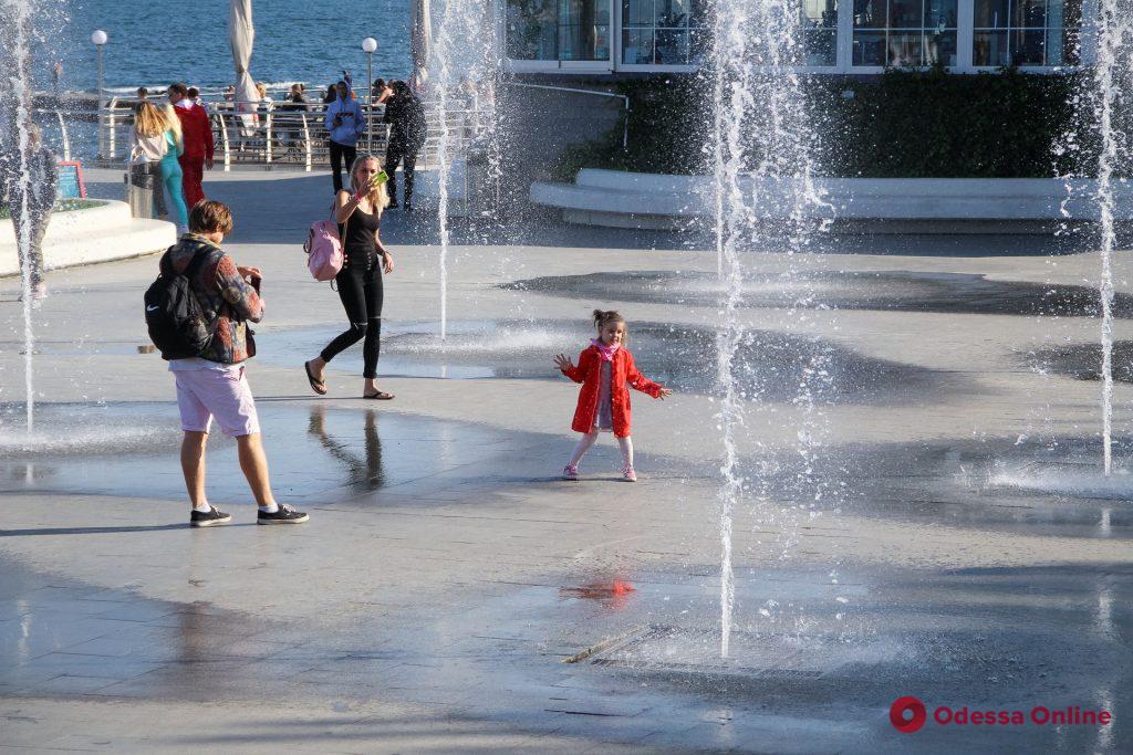 Летнее тепло не спешит покидать Одессу (фоторепортаж)