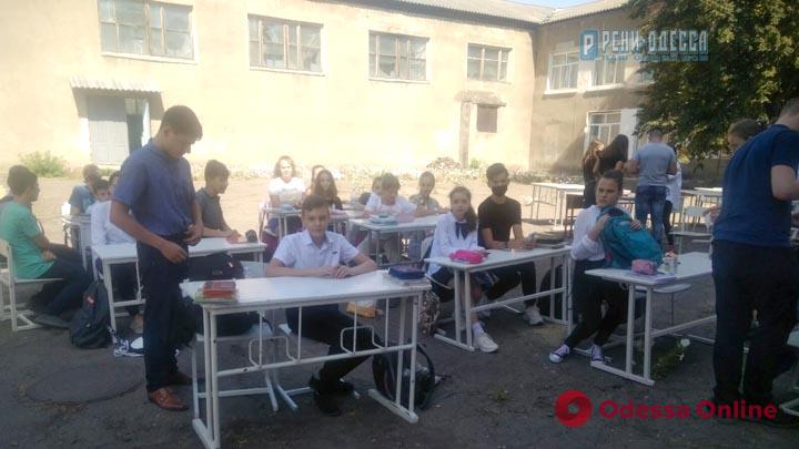 Коронавирус: в школе на юге Одесской области уроки проводят под открытым небом
