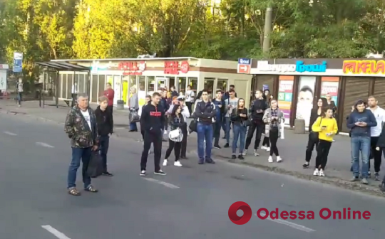 Одесситы перекрывали дорогу на улице Семена Палия (видео)