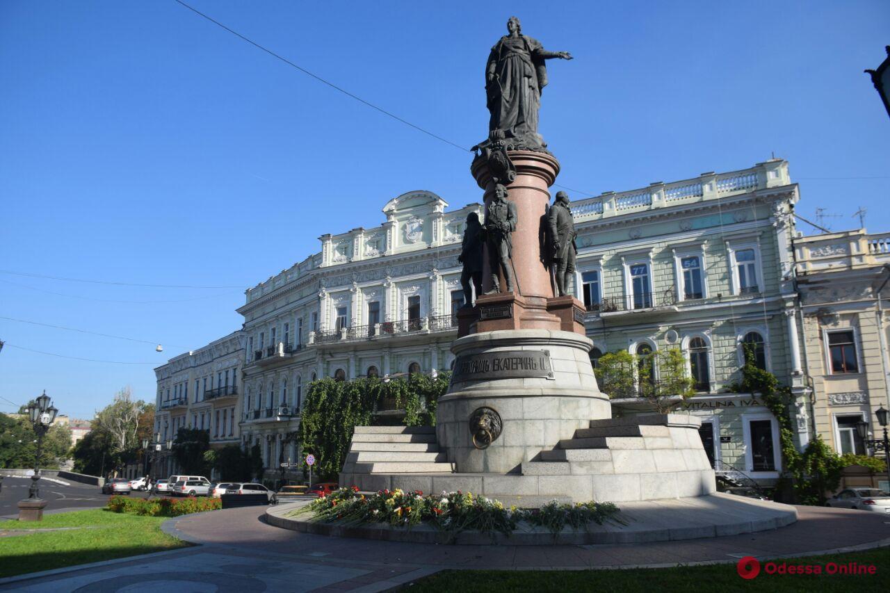 Одесса отмечает 226-летие: Почетные граждане возложили цветы к памятникам основателям города (фото)