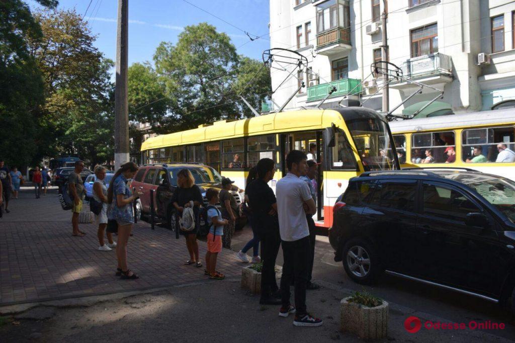 На Пантелеймоновской пассажиры трамвая передвинули кроссовер автохама (видео)