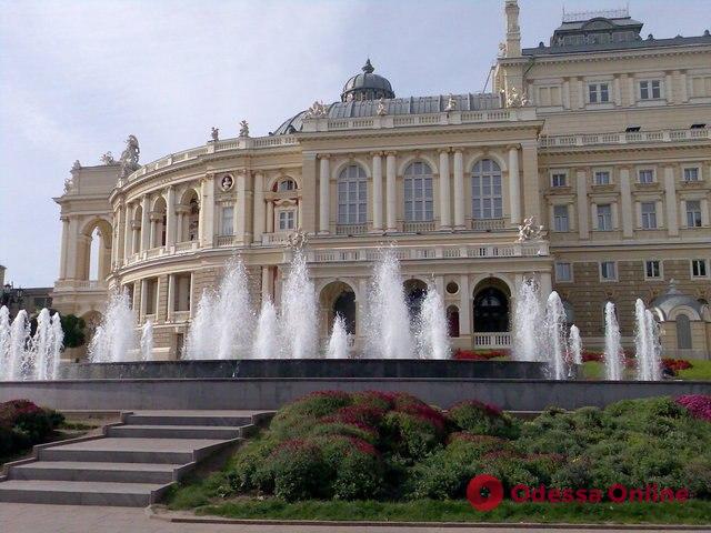 Вандалы сломали фонтан на Театральной площади Одессы