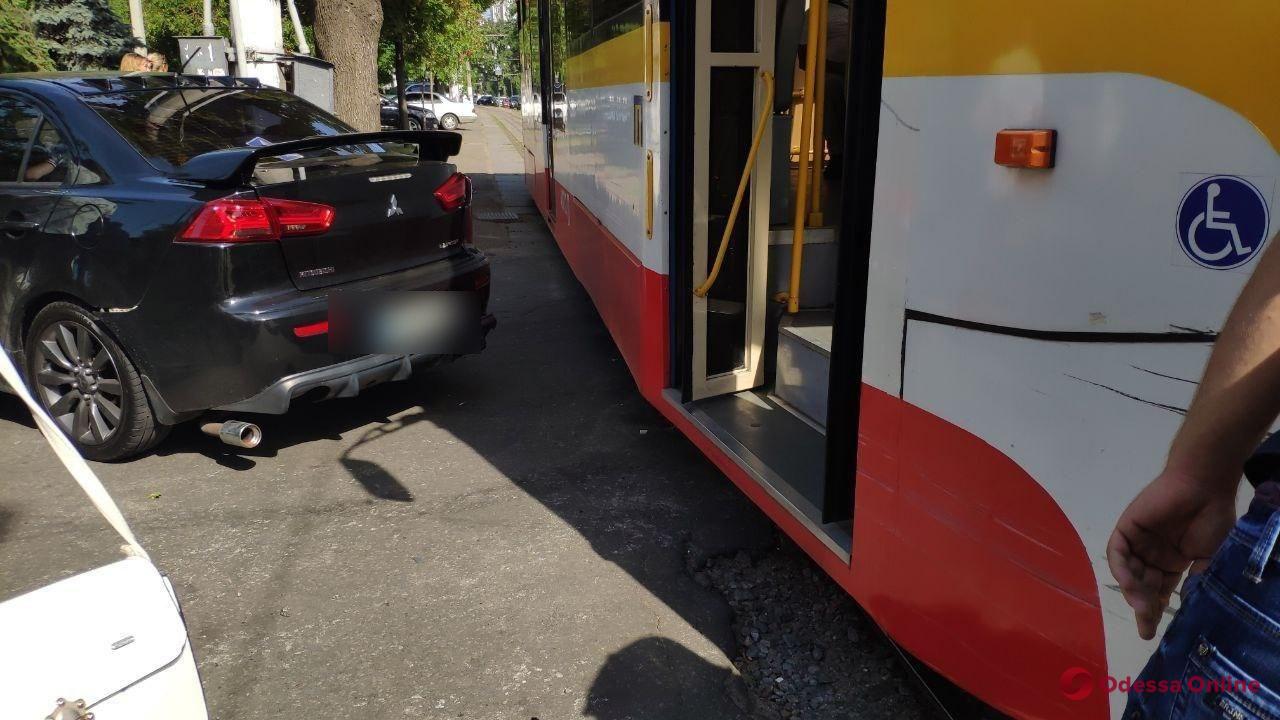 На Французском бульваре столкнулись трамвай и легковушка