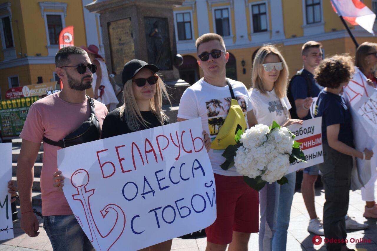 Возле Дюка бежавшие из своей страны белорусы провели акцию солидарности (фото)