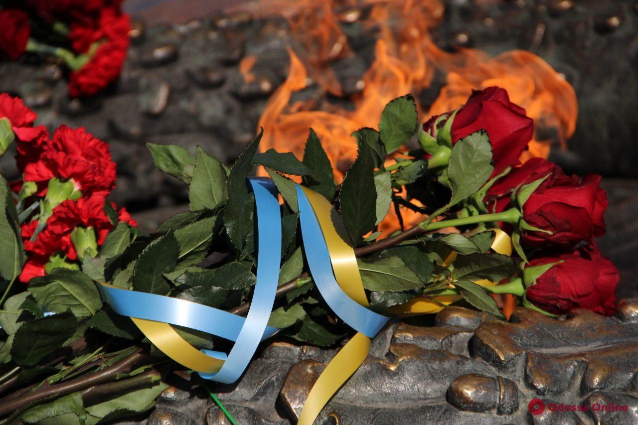 День партизанской славы: одесситы возложили цветы к памятнику Неизвестному матросу (фото)