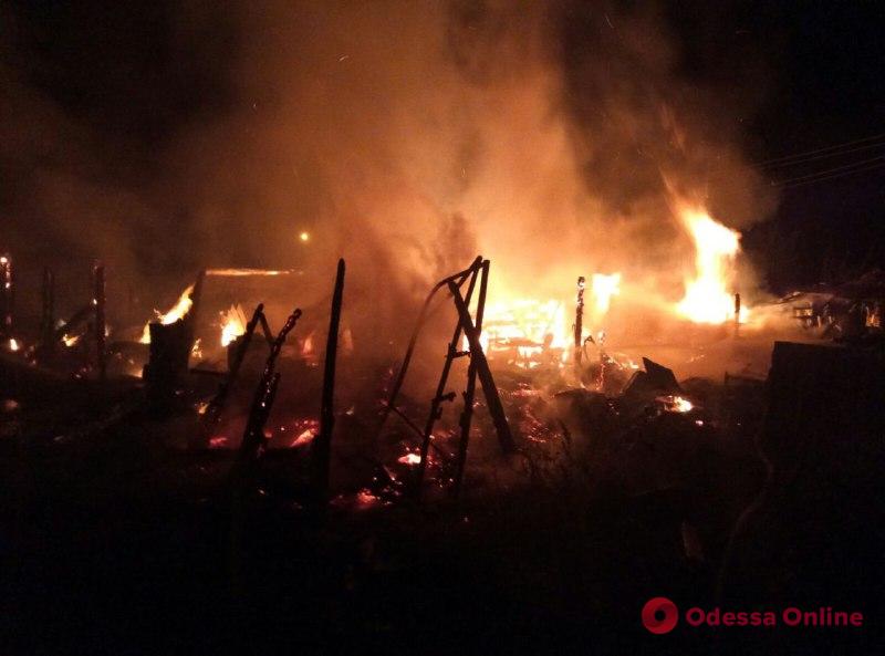 В Раздельной ночью загорелись сараи – от огня спасали жилые дома