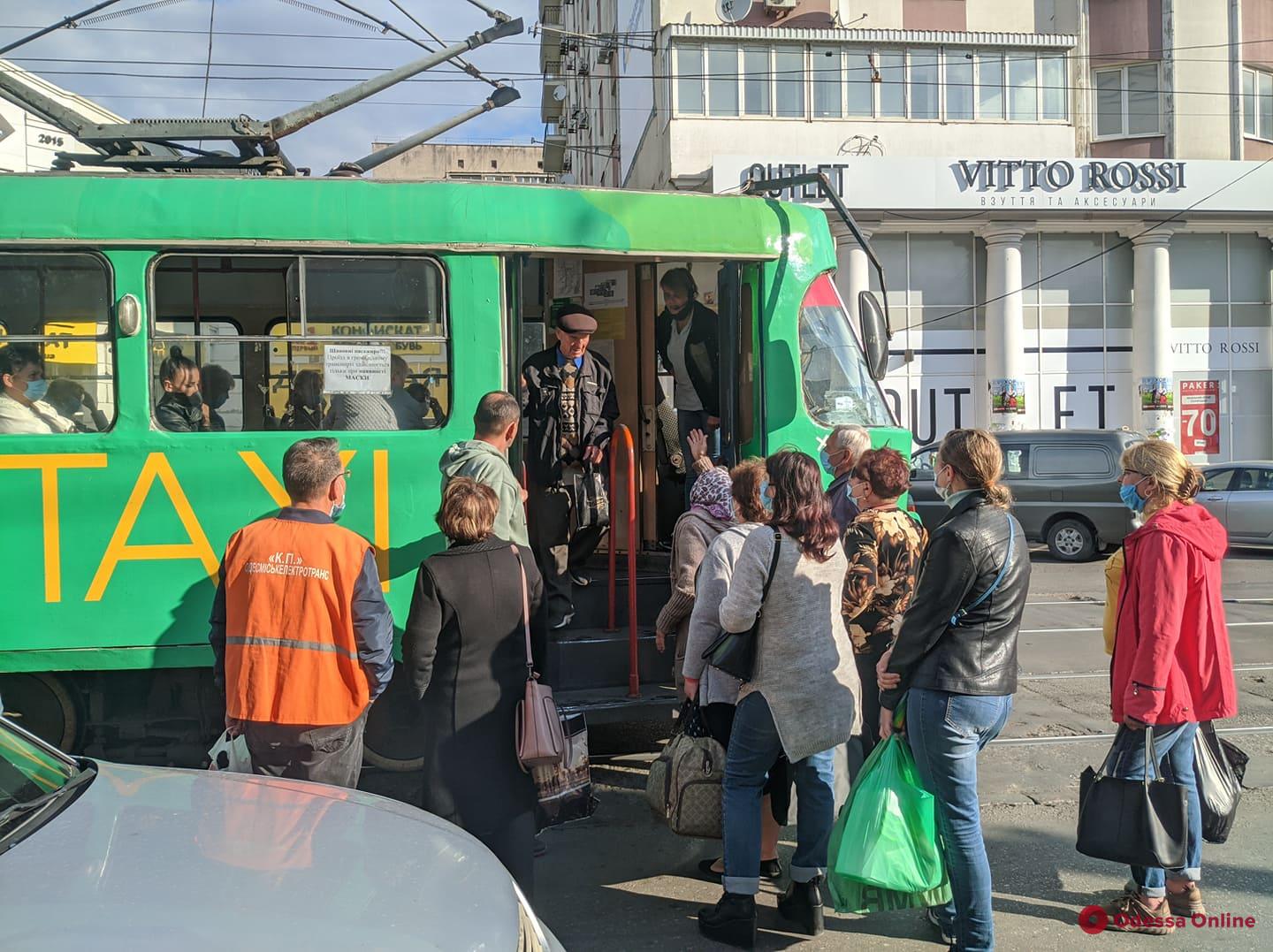 Общественный транспорт: в трамваи и троллейбусы пускают только на сидячие места, но бывает по-всякому (фото)