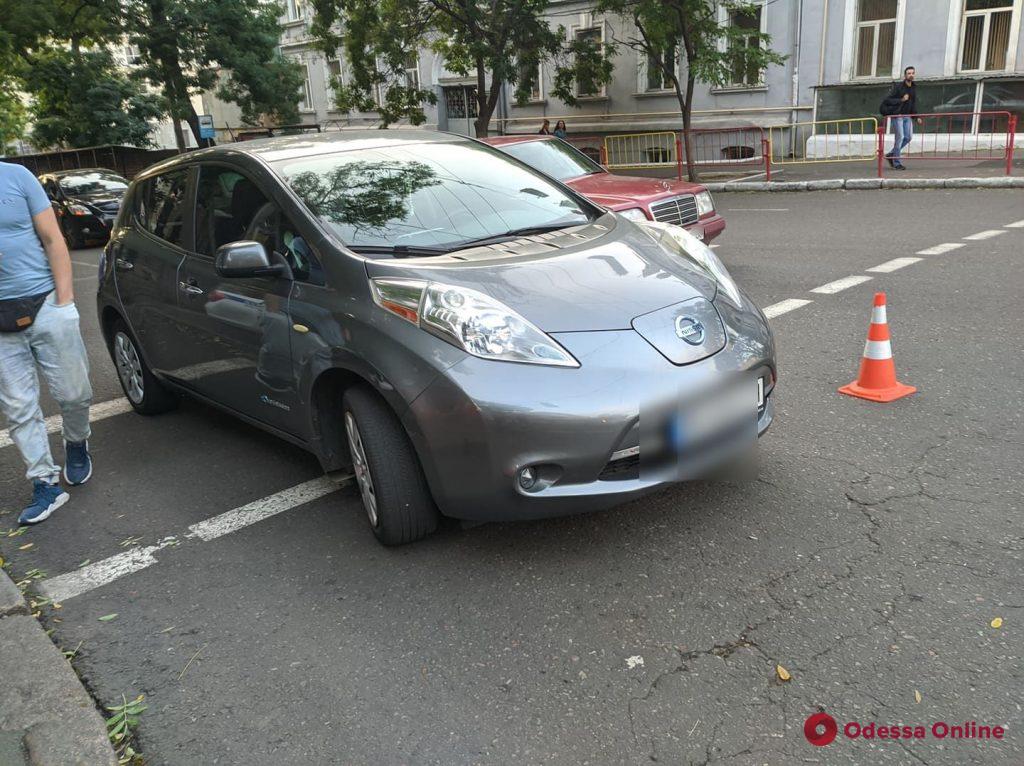 В центре Одессы «притерлись» Fiat и Nissan Leaf