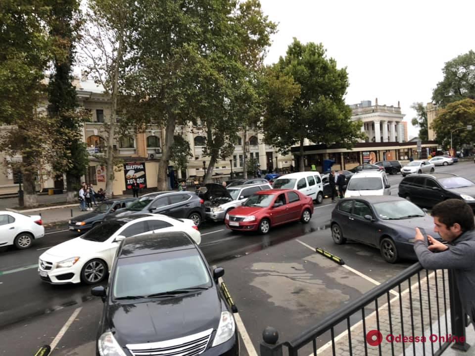 В Одессе возле железнодорожного вокзала столкнулись четыре автомобиля